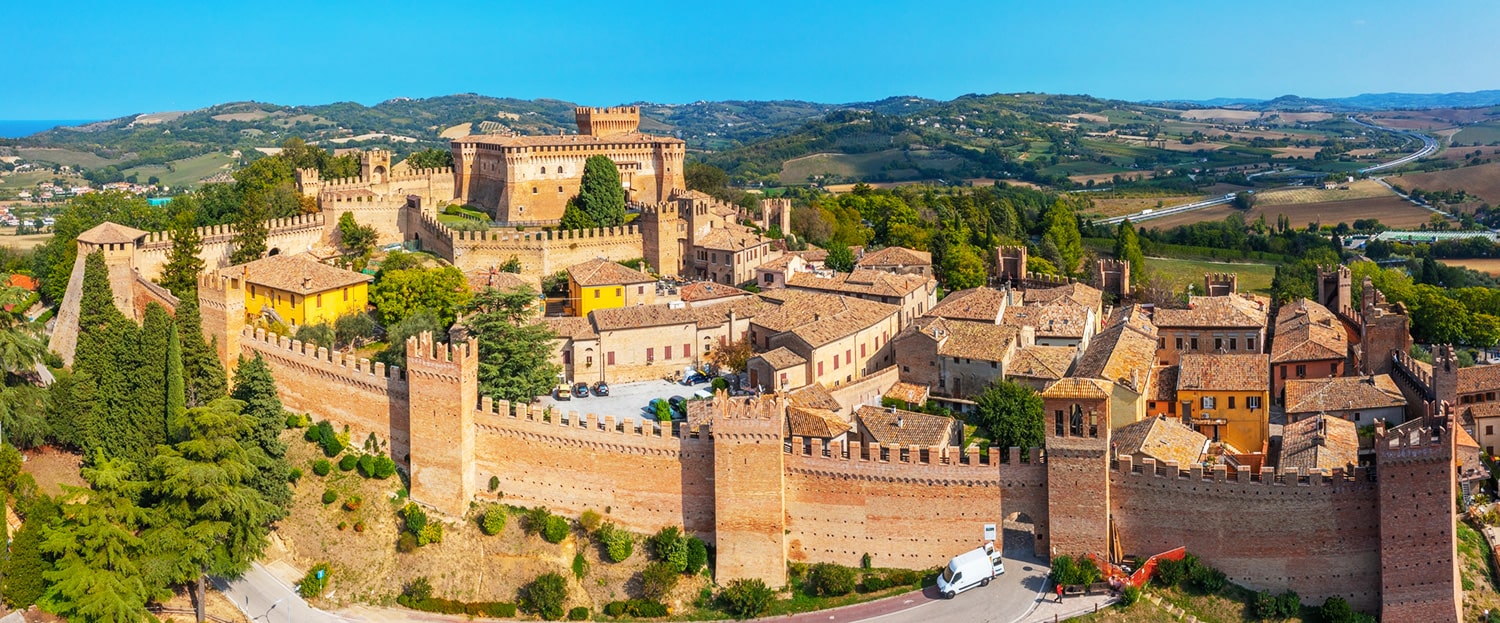 Vista aerea della città italiana di Gradara